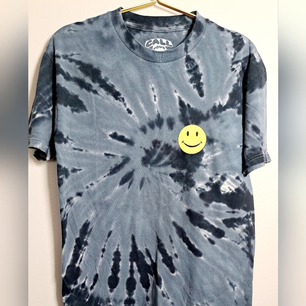 CALL YOUR MOTHER T-SHIRT GRAY TIE-DYE WITH HAPPY FACE LOGO. PRE-OWNED SIZE M